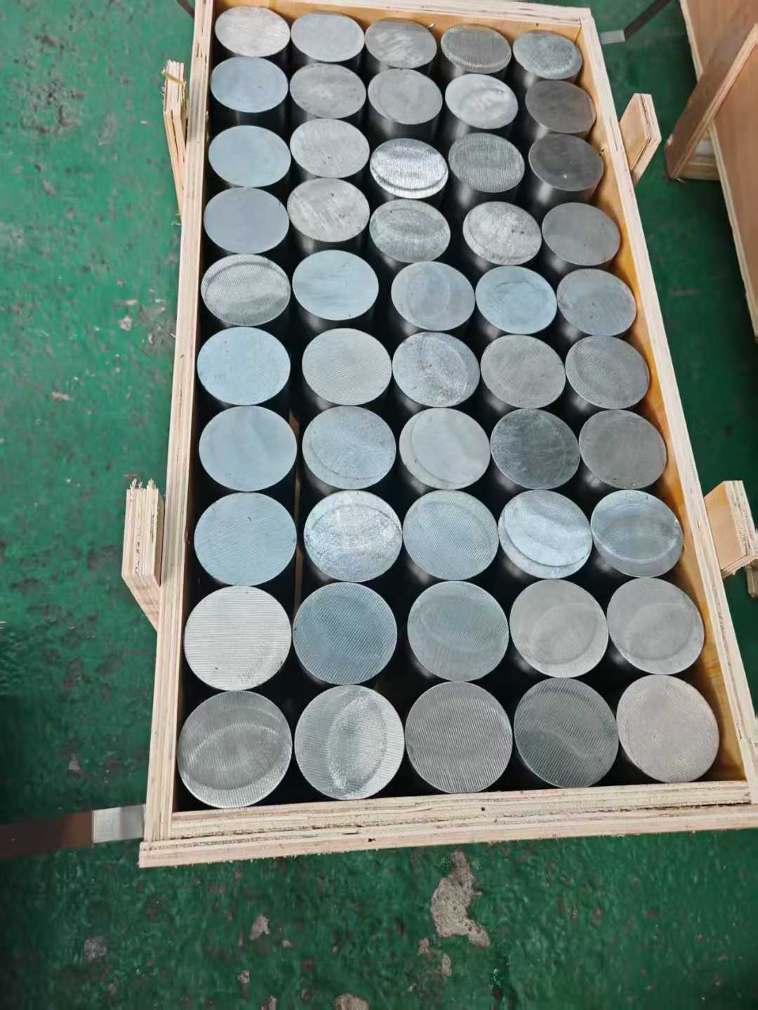 Китайский стандарт GB 3Cr2NiMo, немецкий стандарт DIN 40CrMnNiMo8 6 4, немецкий стандарт DIN 1.2738, американский стандарт AISI P20 +Ni, японский стандарт JIS PDS5S, шведский стандарт UDDEHOLM IMPAX H