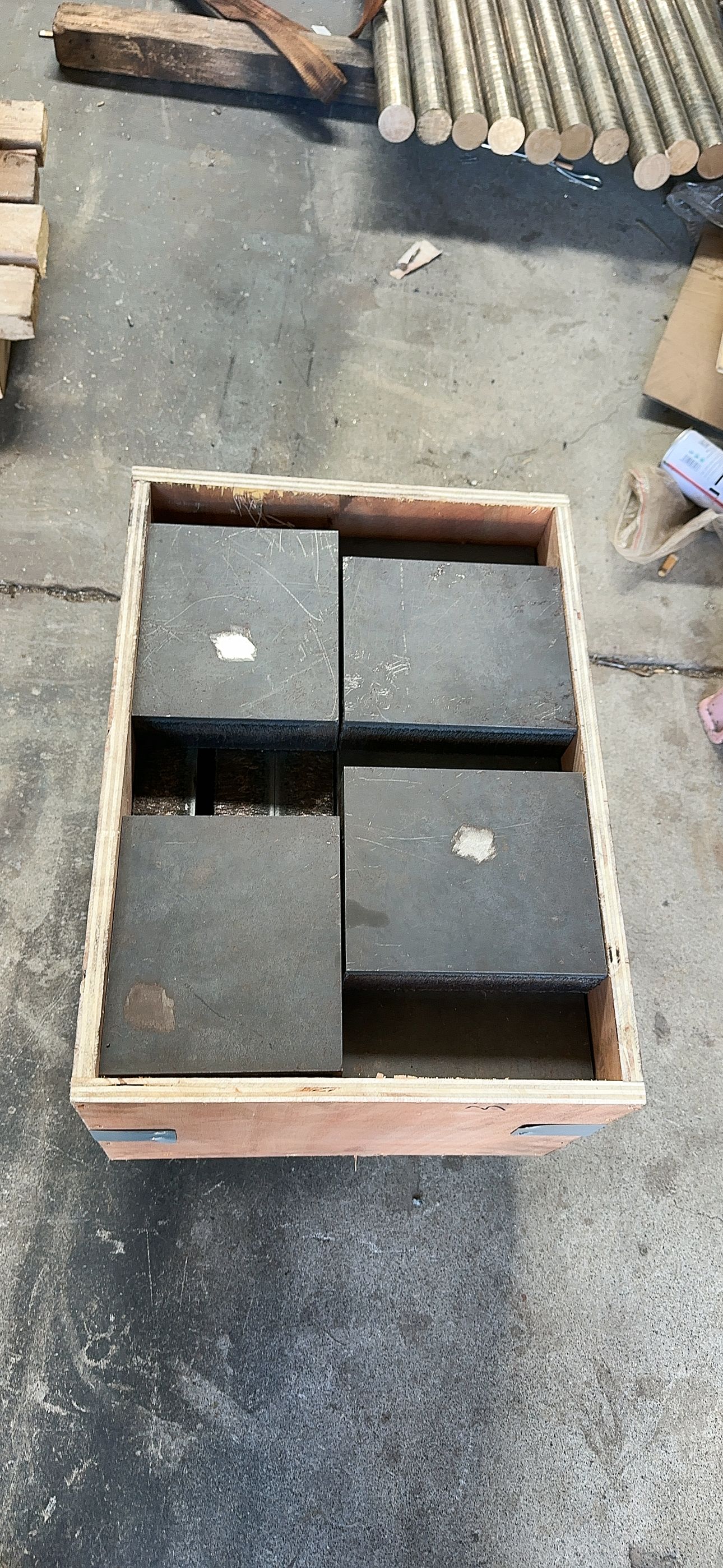 Китайский стандарт GB 3Cr2NiMo, немецкий стандарт DIN 40CrMnNiMo8 6 4, немецкий стандарт DIN 1.2738, американский стандарт AISI P20 +Ni, японский стандарт JIS PDS5S, шведский стандарт UDDEHOLM IMPAX H